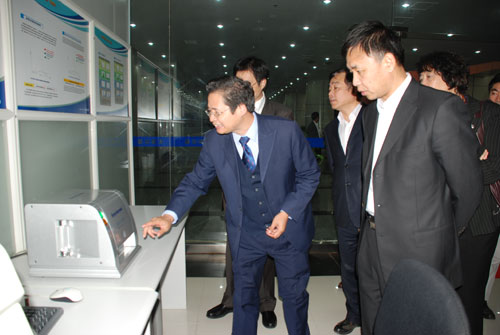 刘召贵博士为来宾介绍永利y23455官网X荧光系列产品